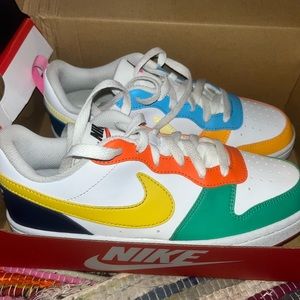 Nike court borough low rc, worn once to try on.